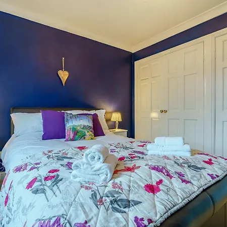 3 Bed In Richmond Oc-90578 Holiday home